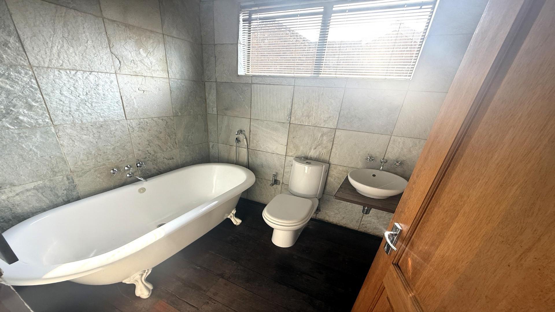 Bathroom 1 - 8 square meters of property in Glenvista