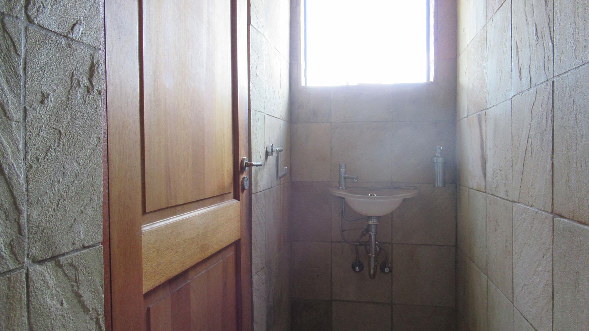 Guest Toilet - 3 square meters of property in Glenvista