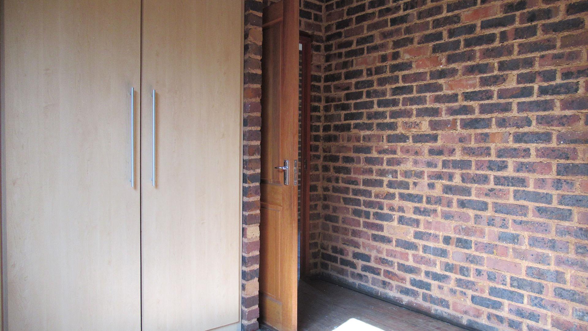 Bed Room 1 - 9 square meters of property in Glenvista