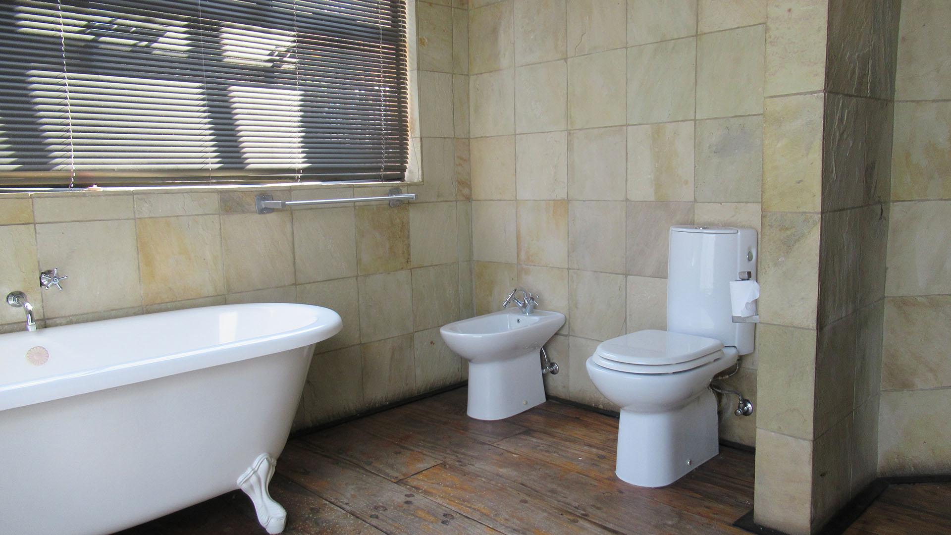 Main Bathroom - 13 square meters of property in Glenvista