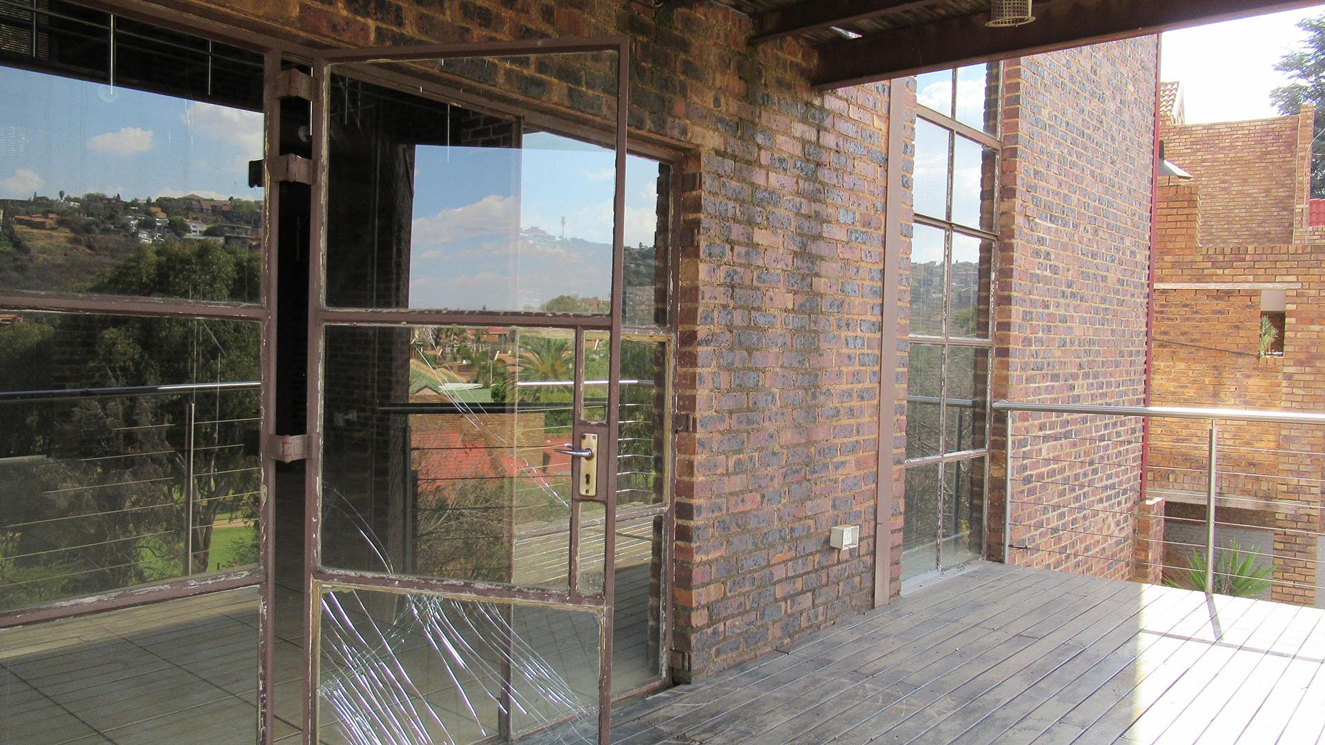 Balcony - 19 square meters of property in Glenvista