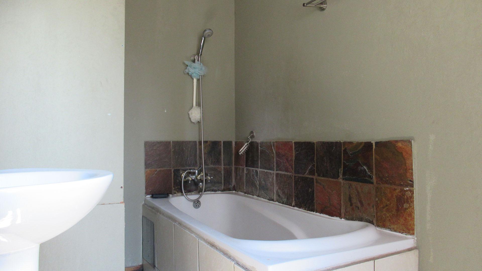 Main Bathroom - 5 square meters of property in Honeydew