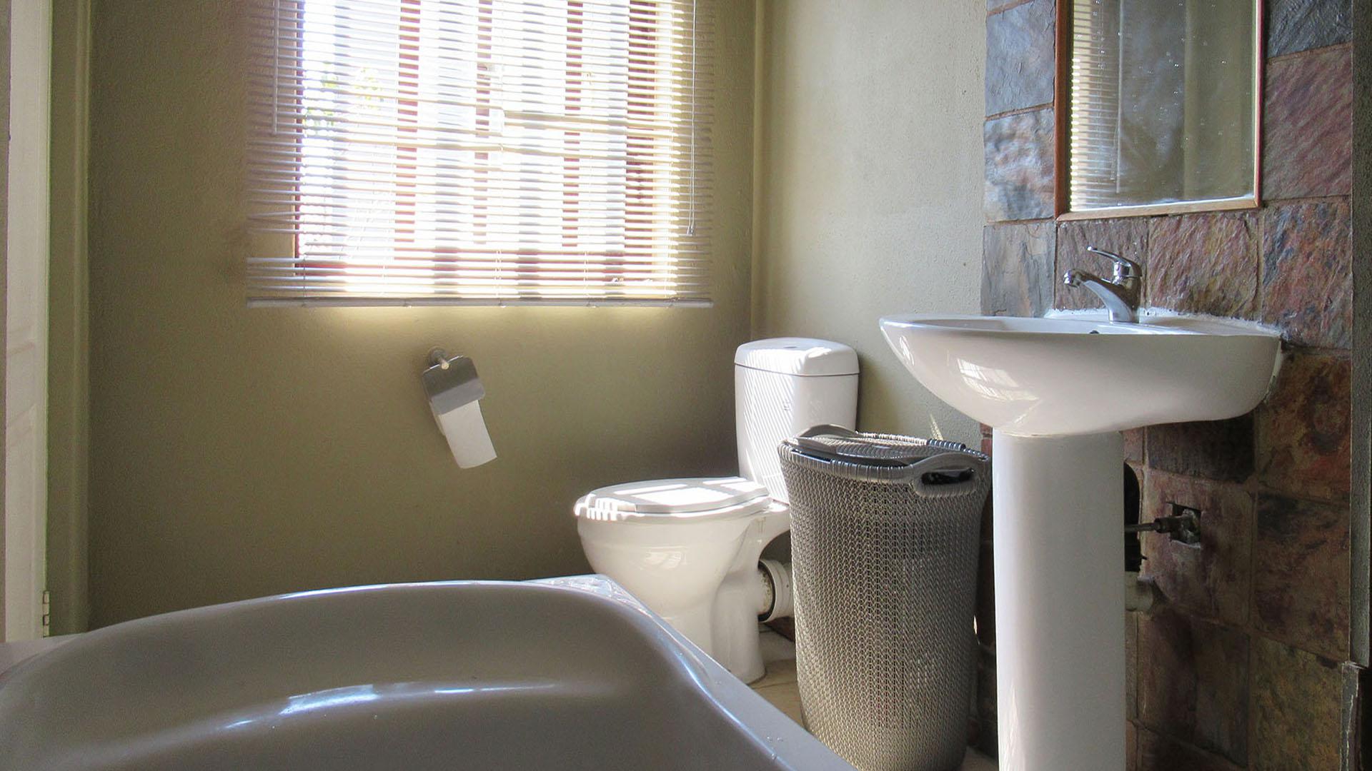 Main Bathroom - 5 square meters of property in Honeydew