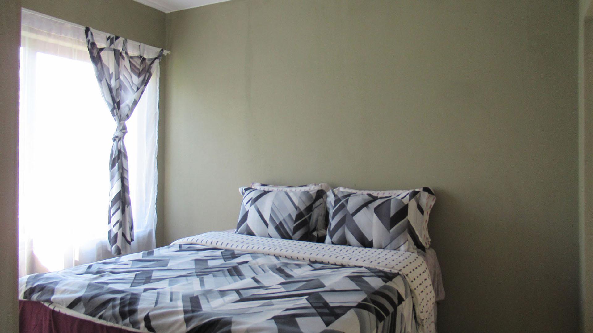 Main Bedroom - 9 square meters of property in Honeydew