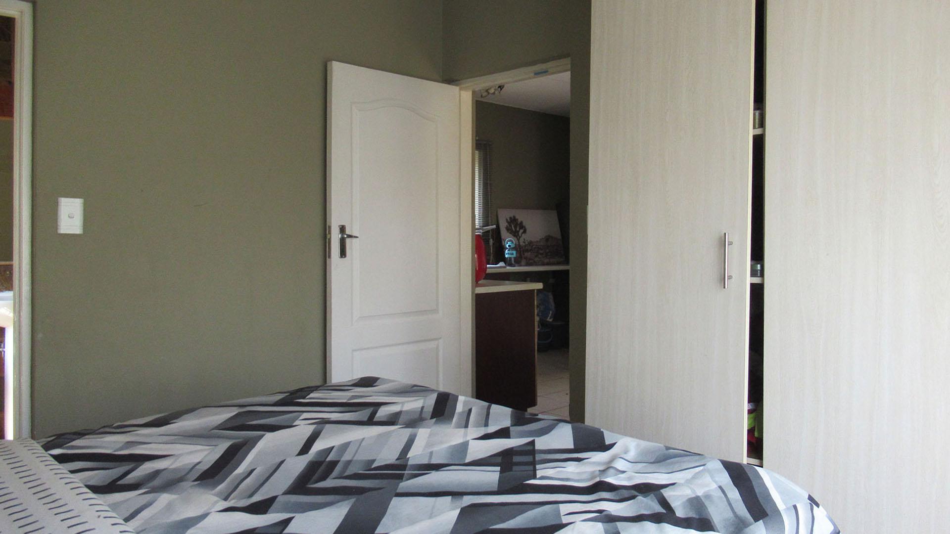 Main Bedroom - 9 square meters of property in Honeydew