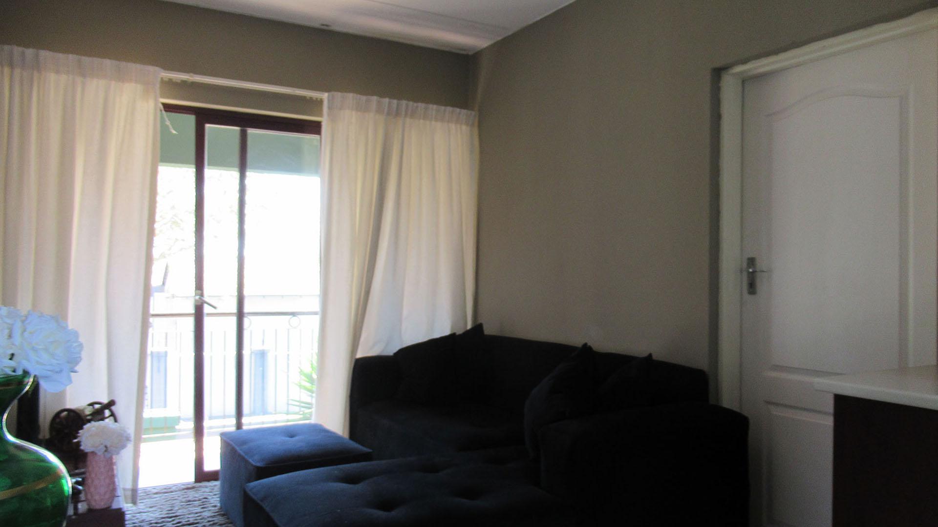 Lounges - 7 square meters of property in Honeydew