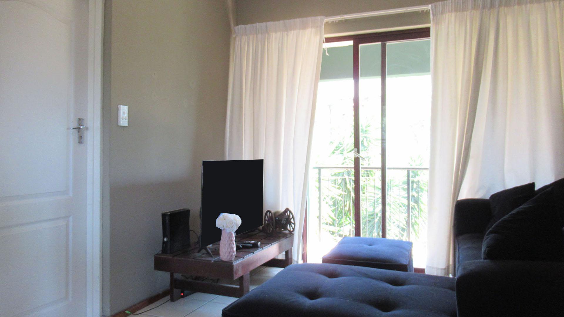 Lounges - 7 square meters of property in Honeydew