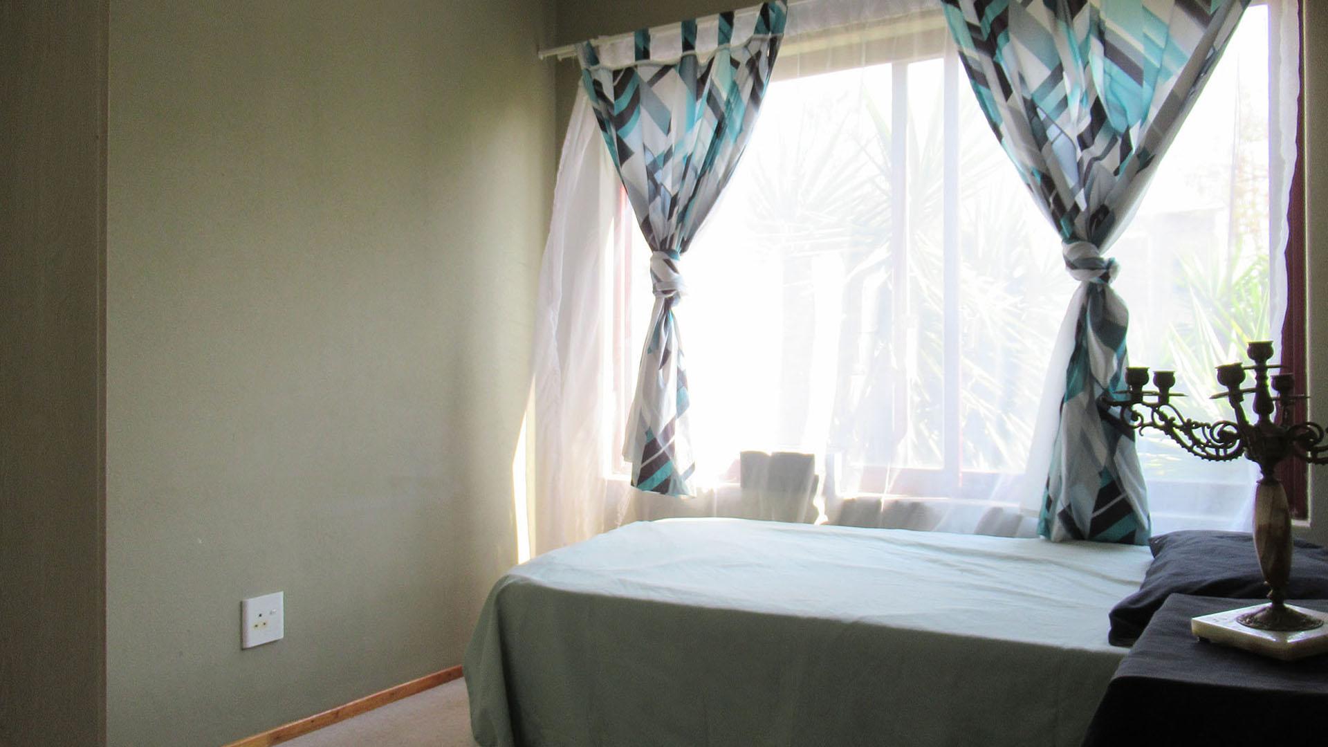 Bed Room 1 - 9 square meters of property in Honeydew