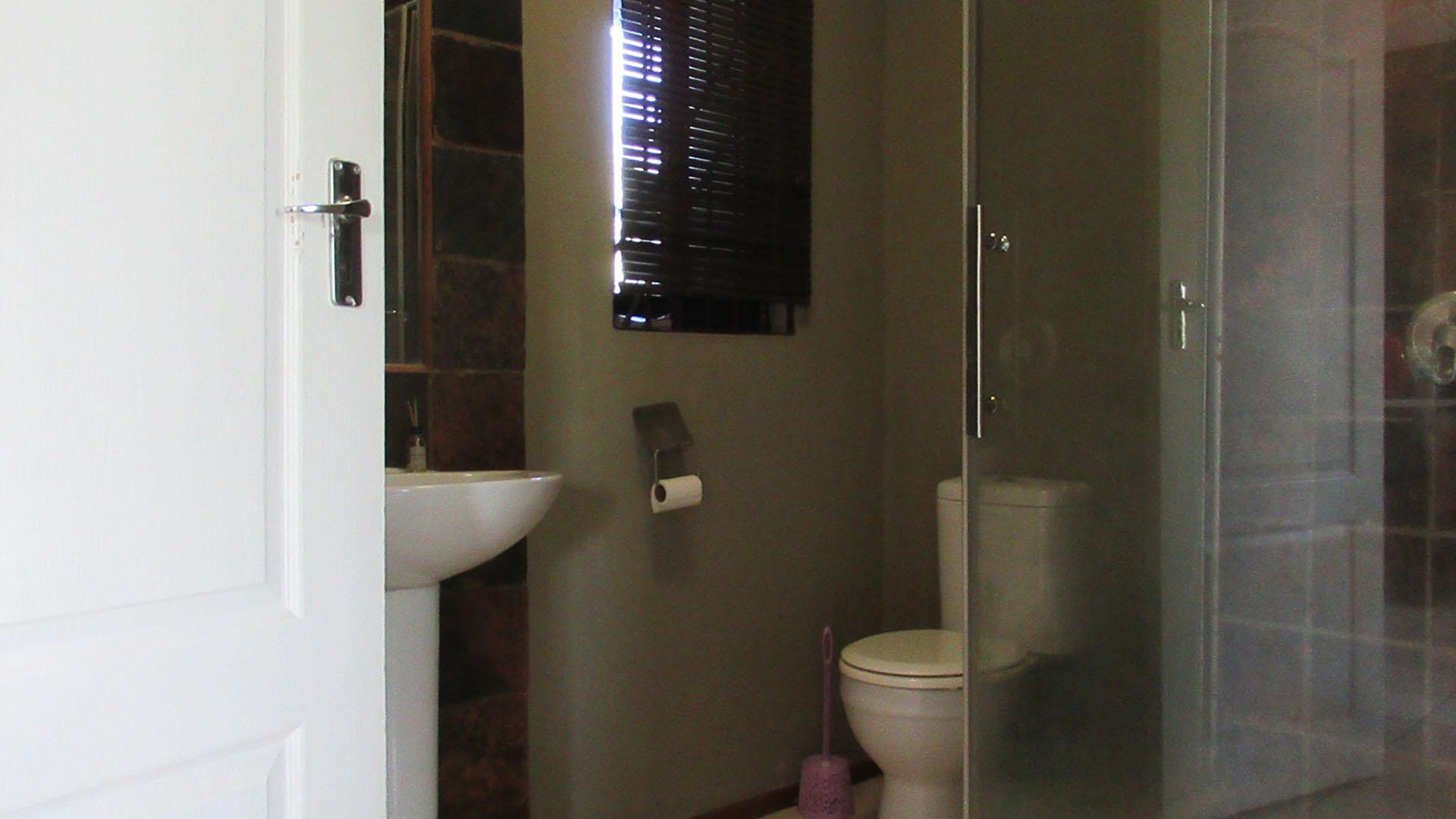Bathroom 1 - 5 square meters of property in Honeydew