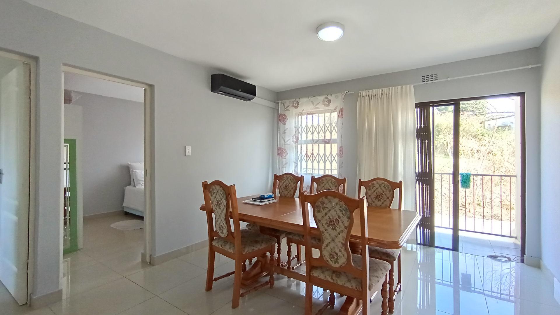 Lounges - 15 square meters of property in Newlands East