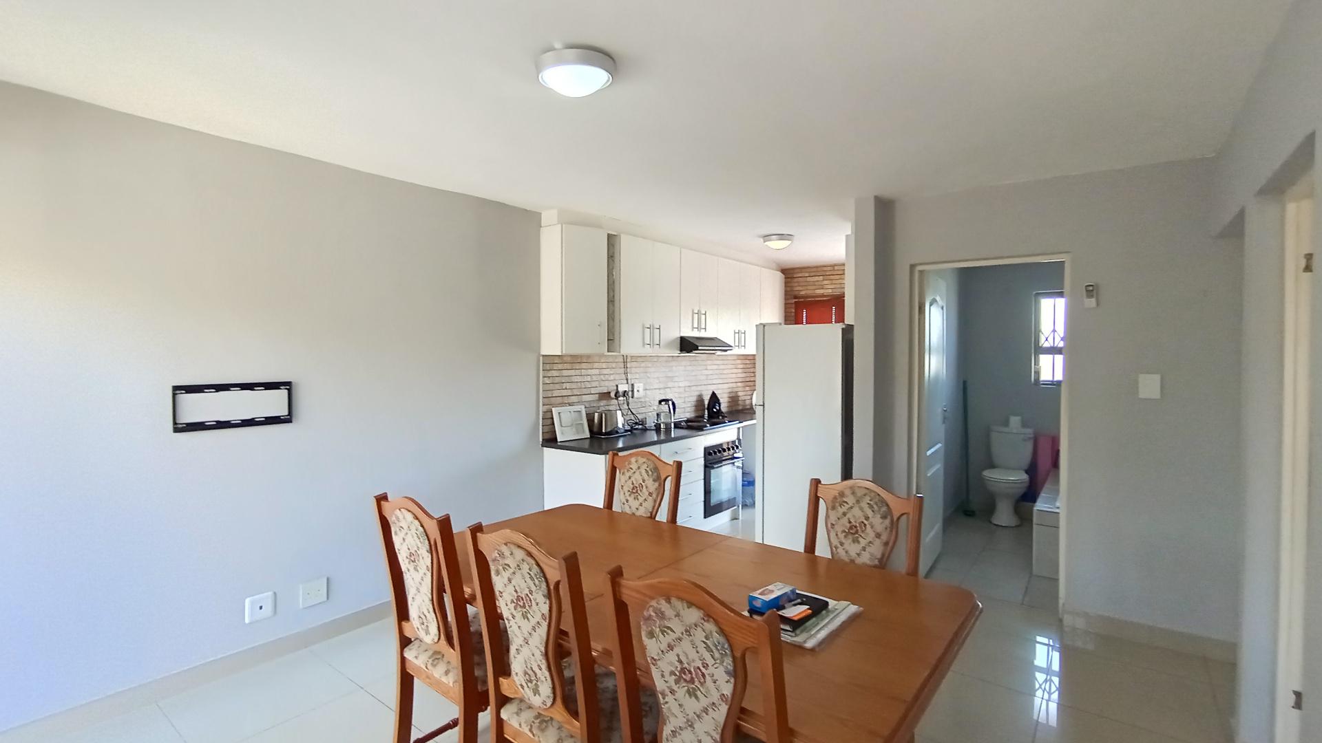 Lounges - 15 square meters of property in Newlands East