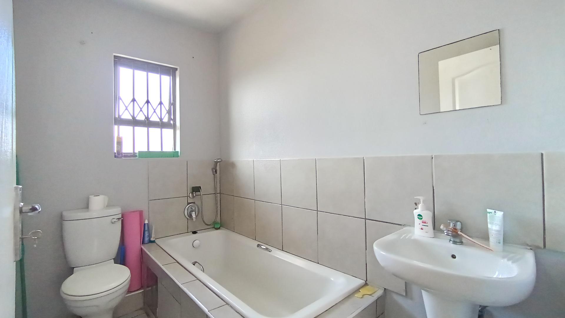 Bathroom 1 - 5 square meters of property in Newlands East
