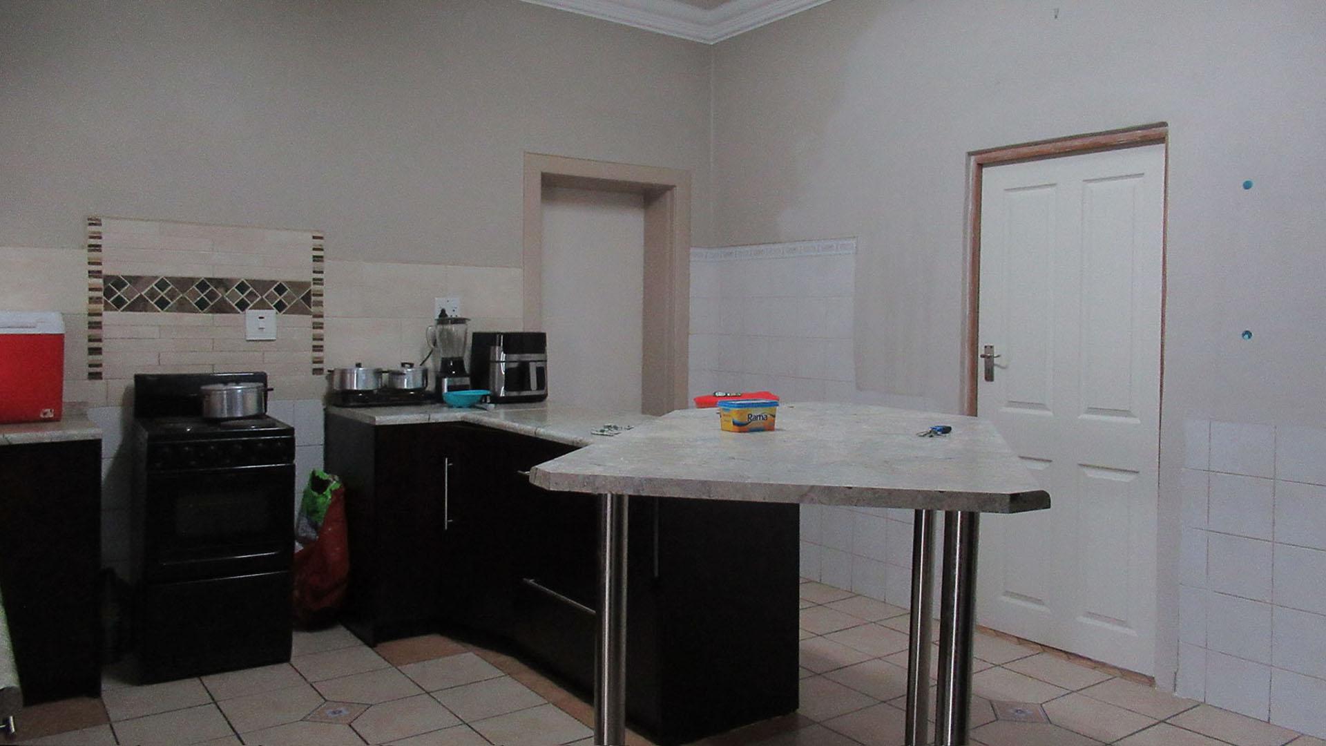 Kitchen - 32 square meters of property in Kenilworth - JHB