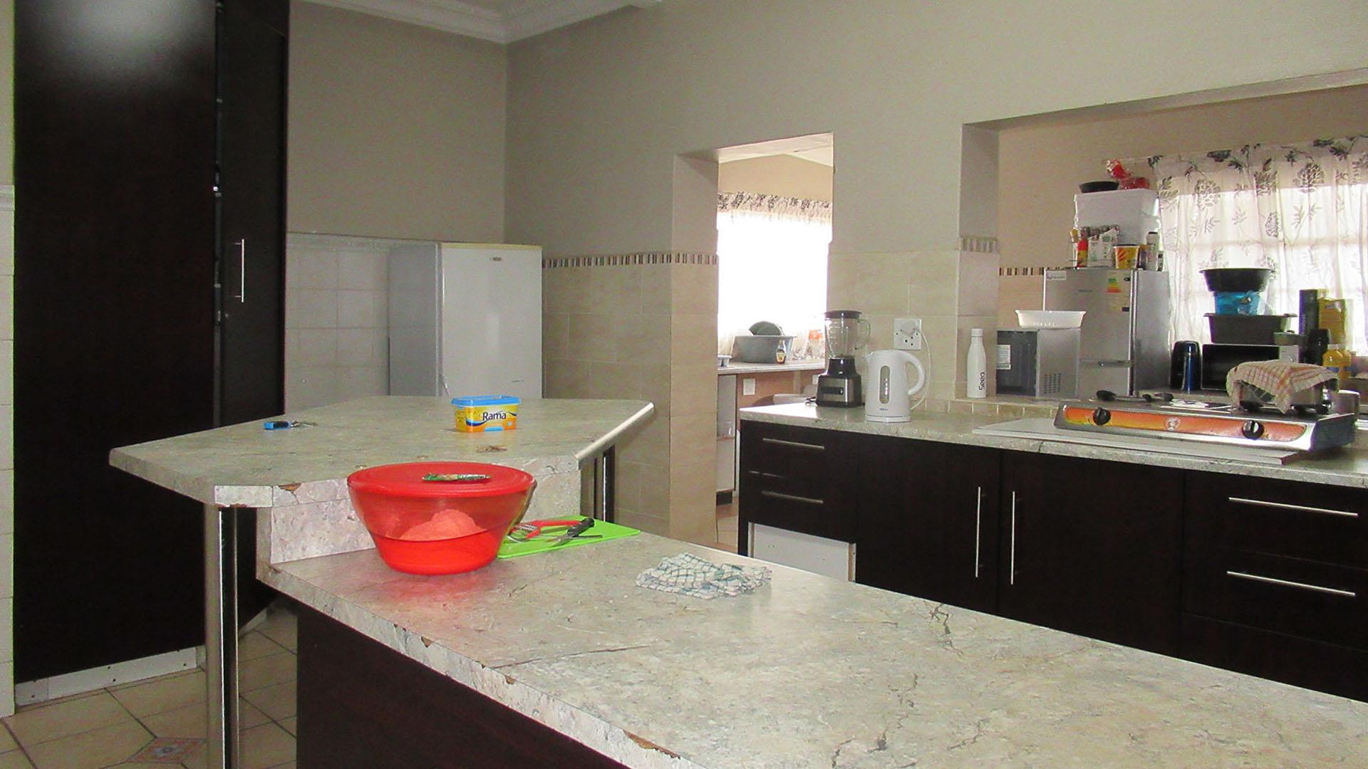 Kitchen - 32 square meters of property in Kenilworth - JHB
