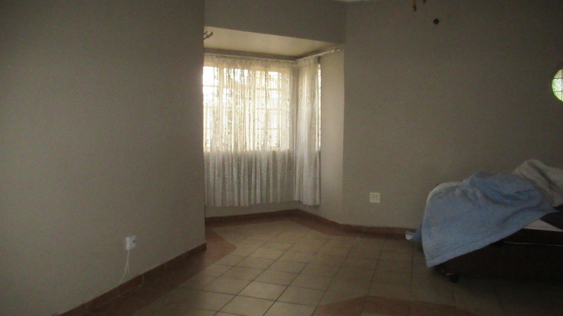 Bed Room 2 - 27 square meters of property in Kenilworth - JHB