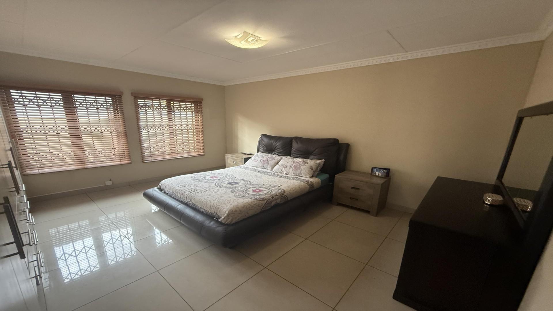 Bed Room 1 of property in Secunda
