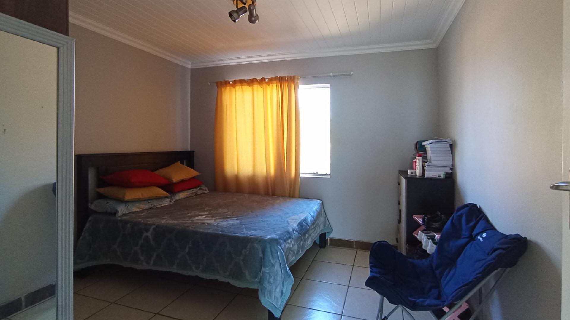 Bed Room 1 - 15 square meters of property in Andeon