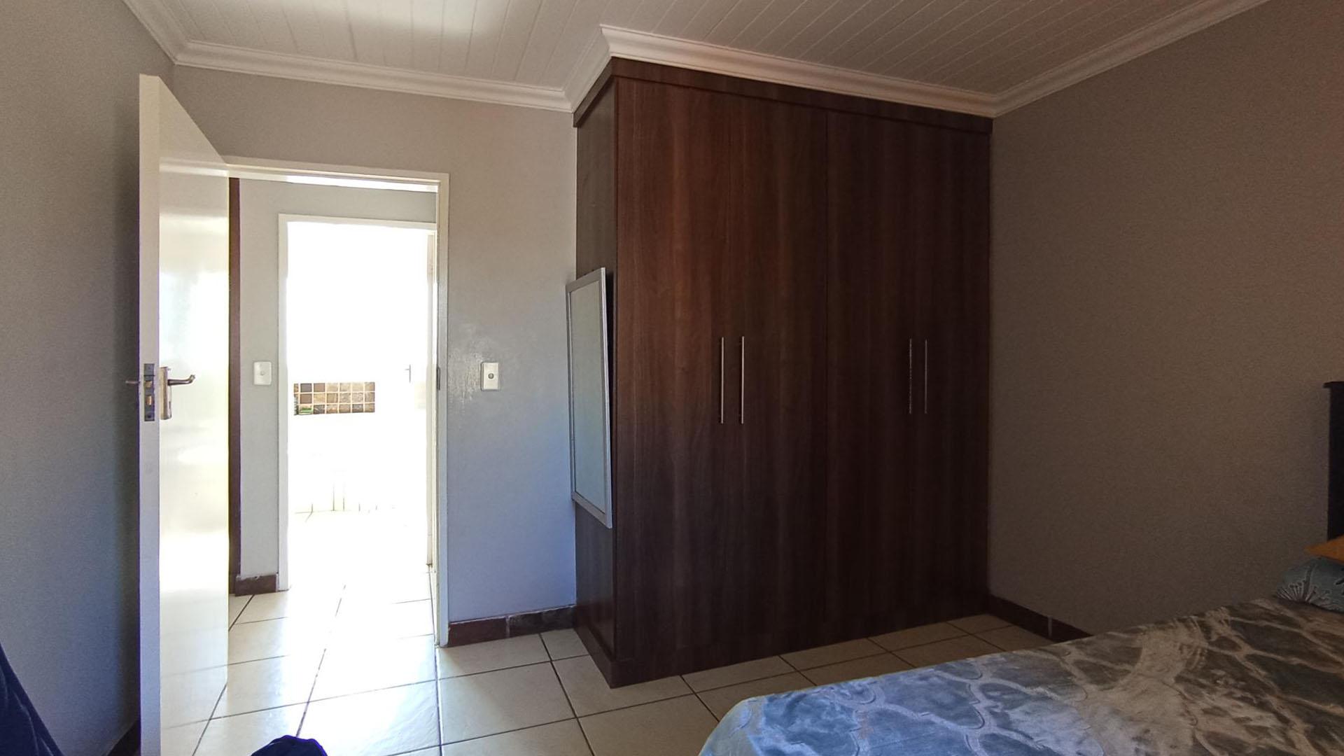 Bed Room 1 - 15 square meters of property in Andeon