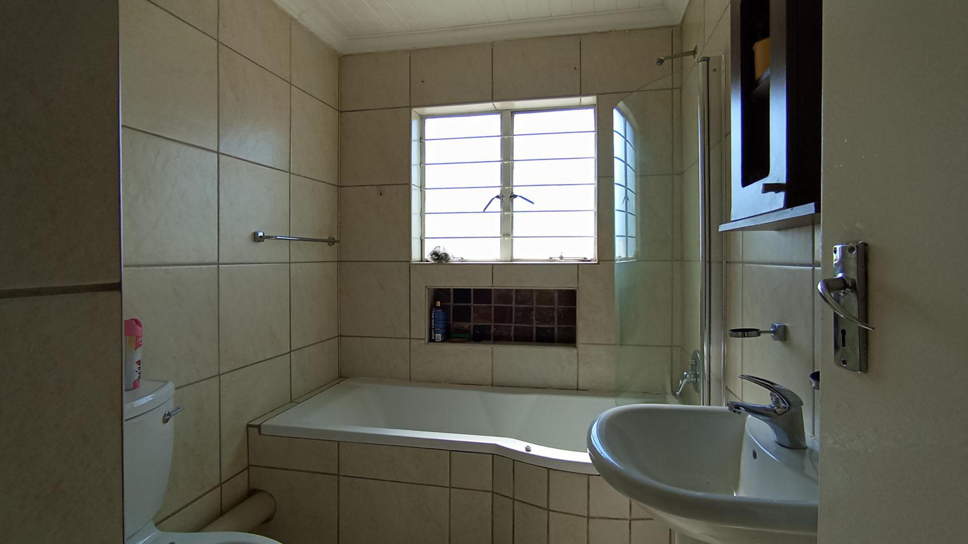 Bathroom 1 - 6 square meters of property in Andeon