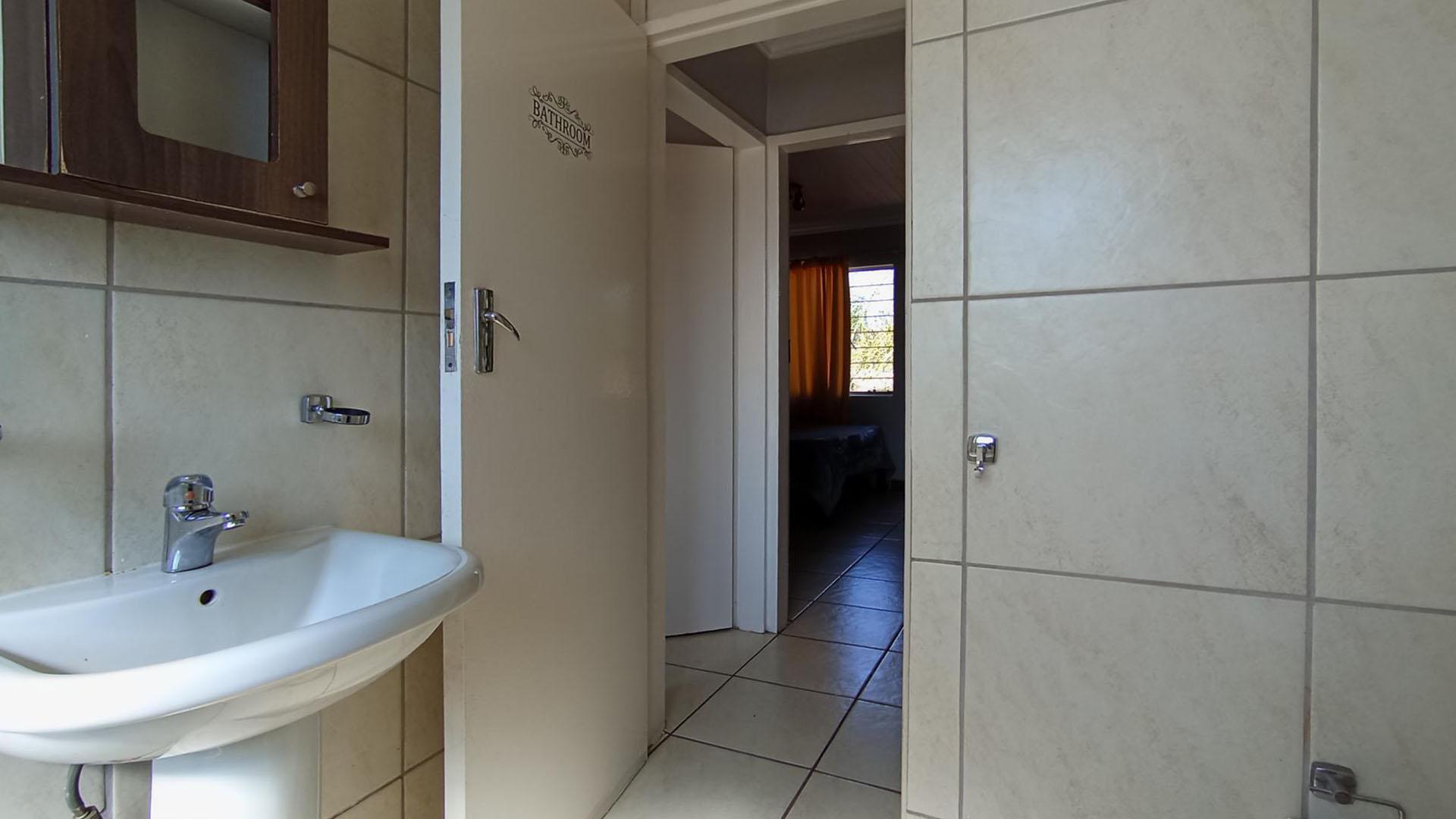 Bathroom 1 - 6 square meters of property in Andeon