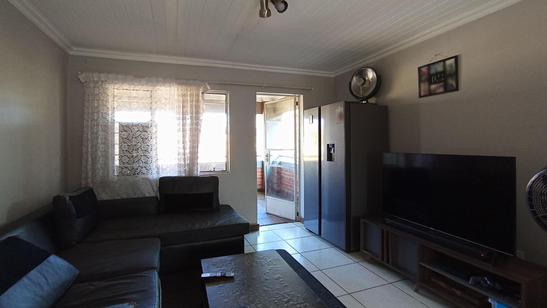 Lounges - 17 square meters of property in Andeon