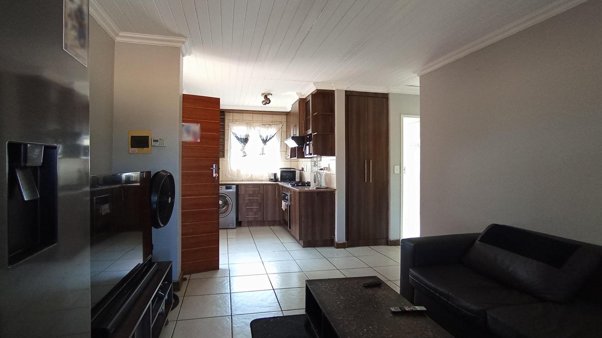 Lounges - 17 square meters of property in Andeon