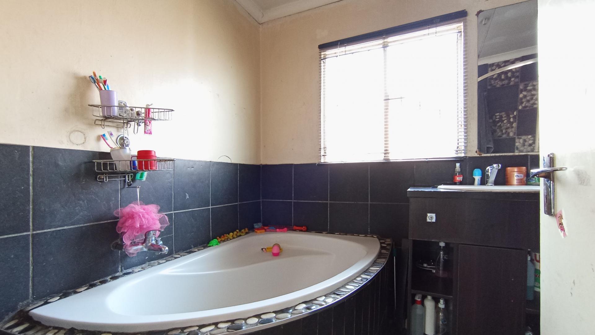 Bathroom 1 - 5 square meters of property in Riverlea - JHB