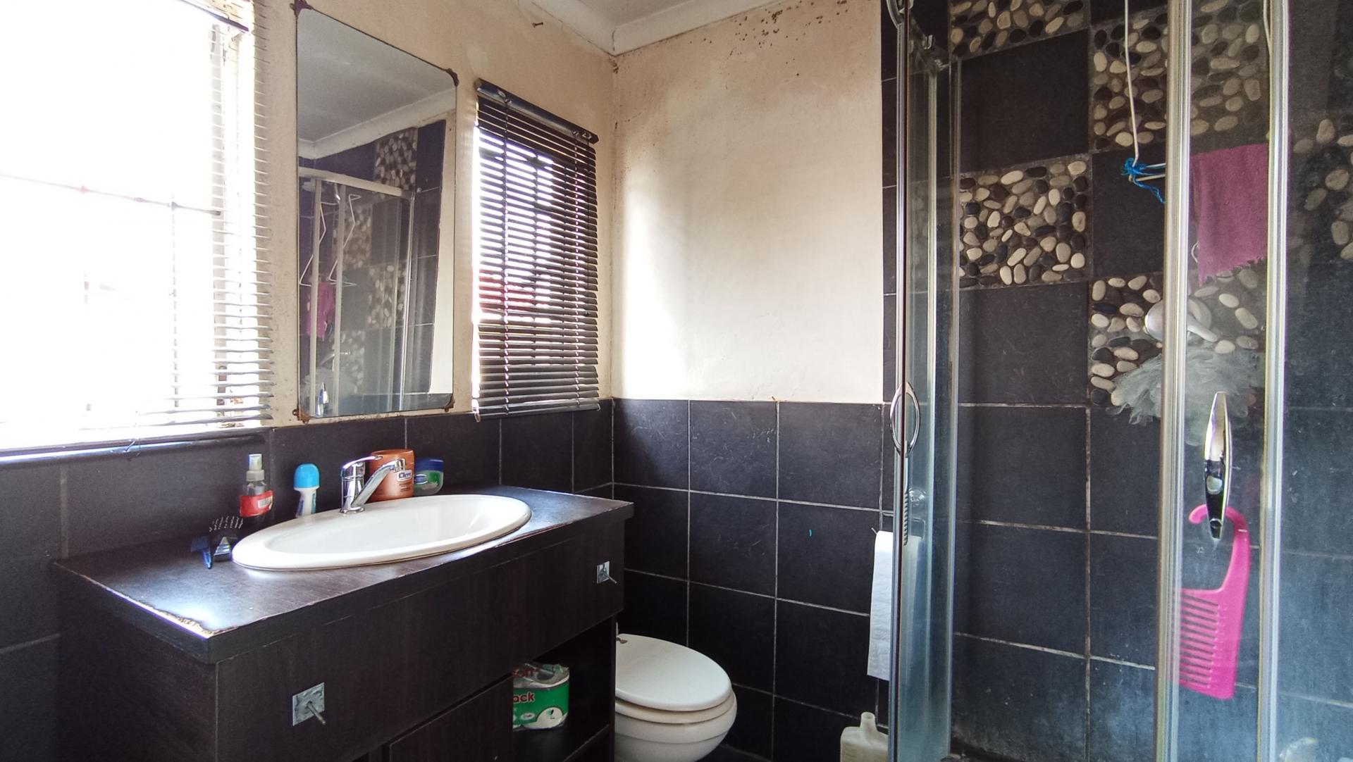 Bathroom 1 - 5 square meters of property in Riverlea - JHB