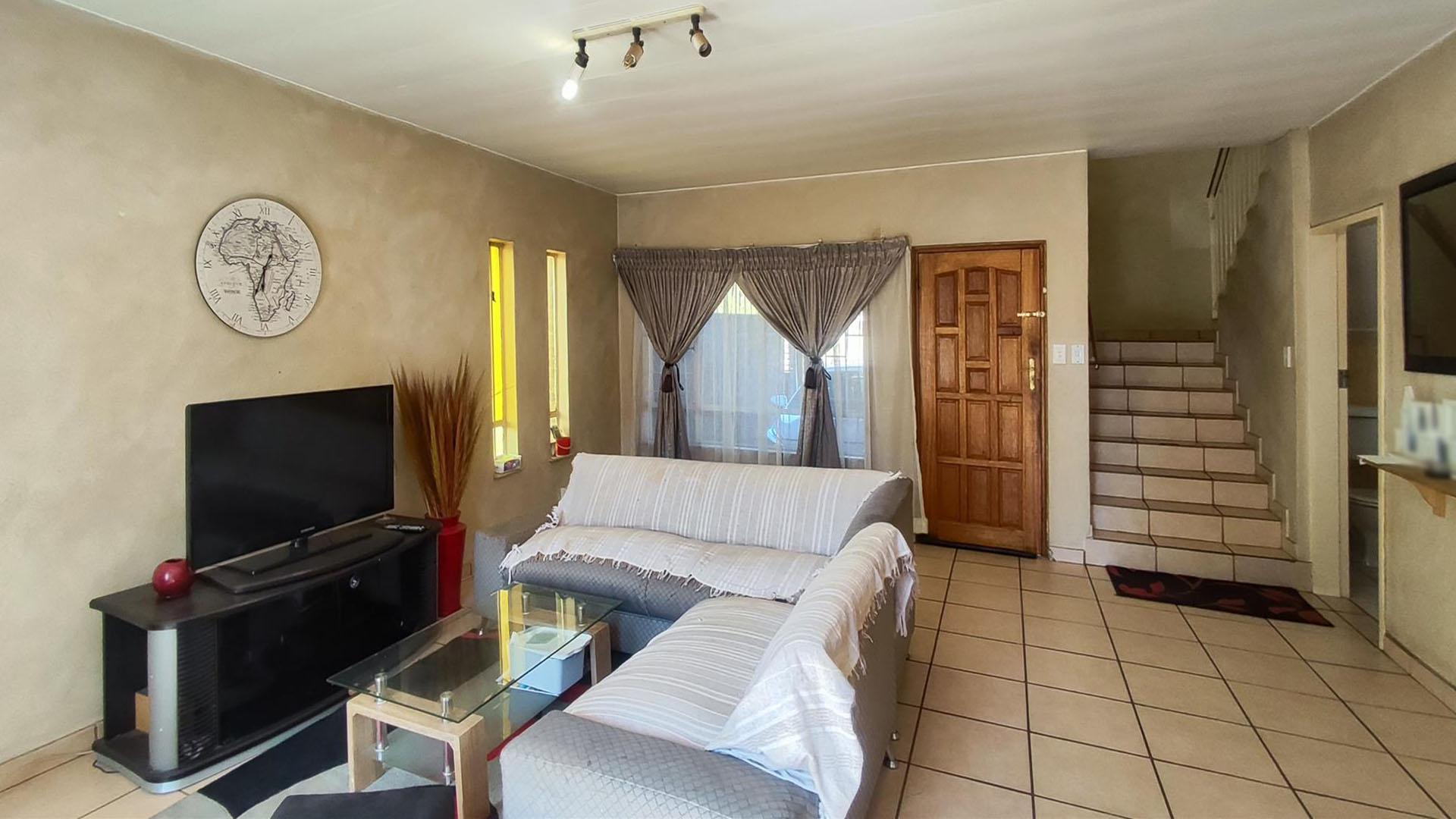 Lounges - 29 square meters of property in Birch Acres