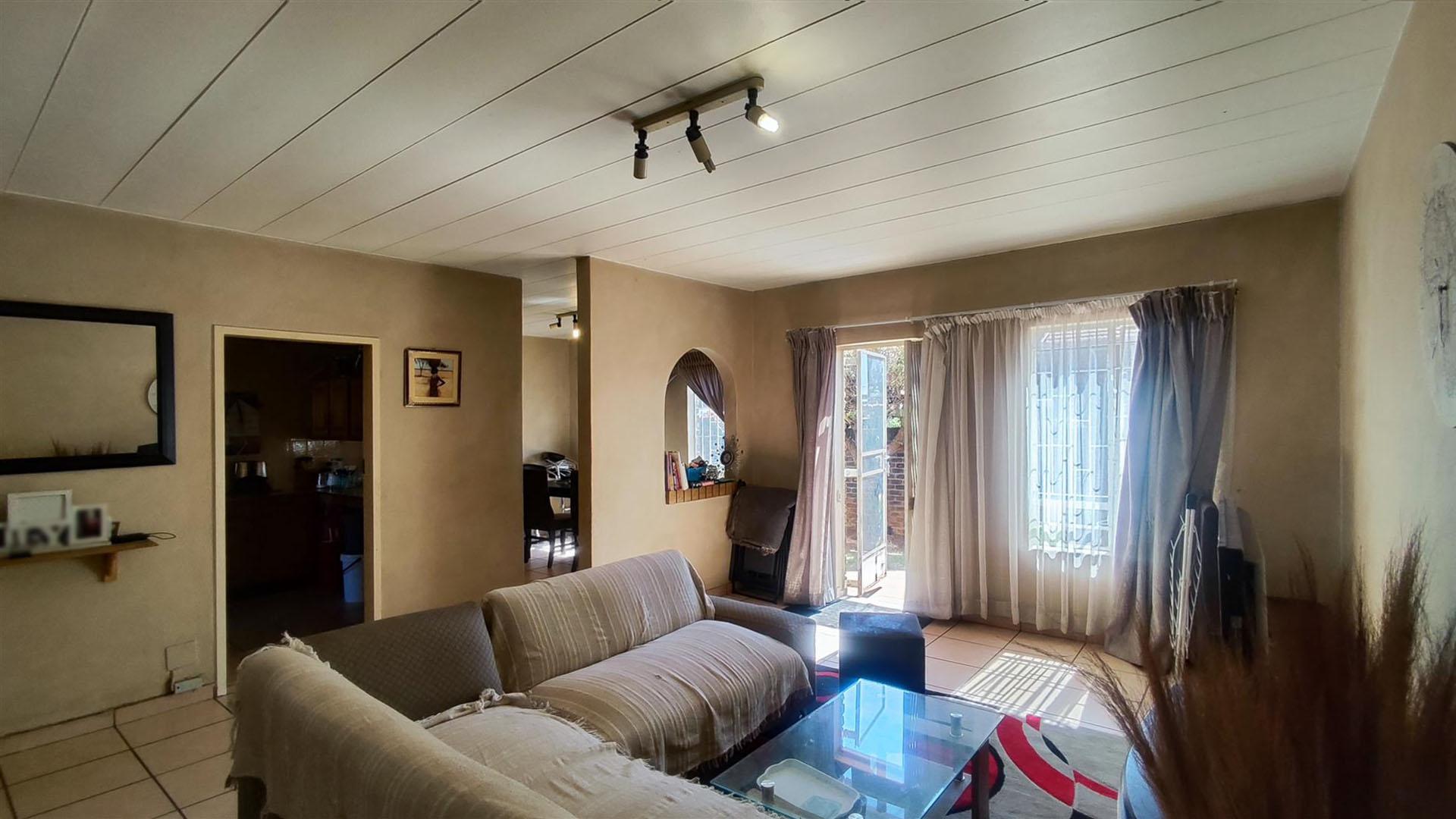 Lounges - 29 square meters of property in Birch Acres