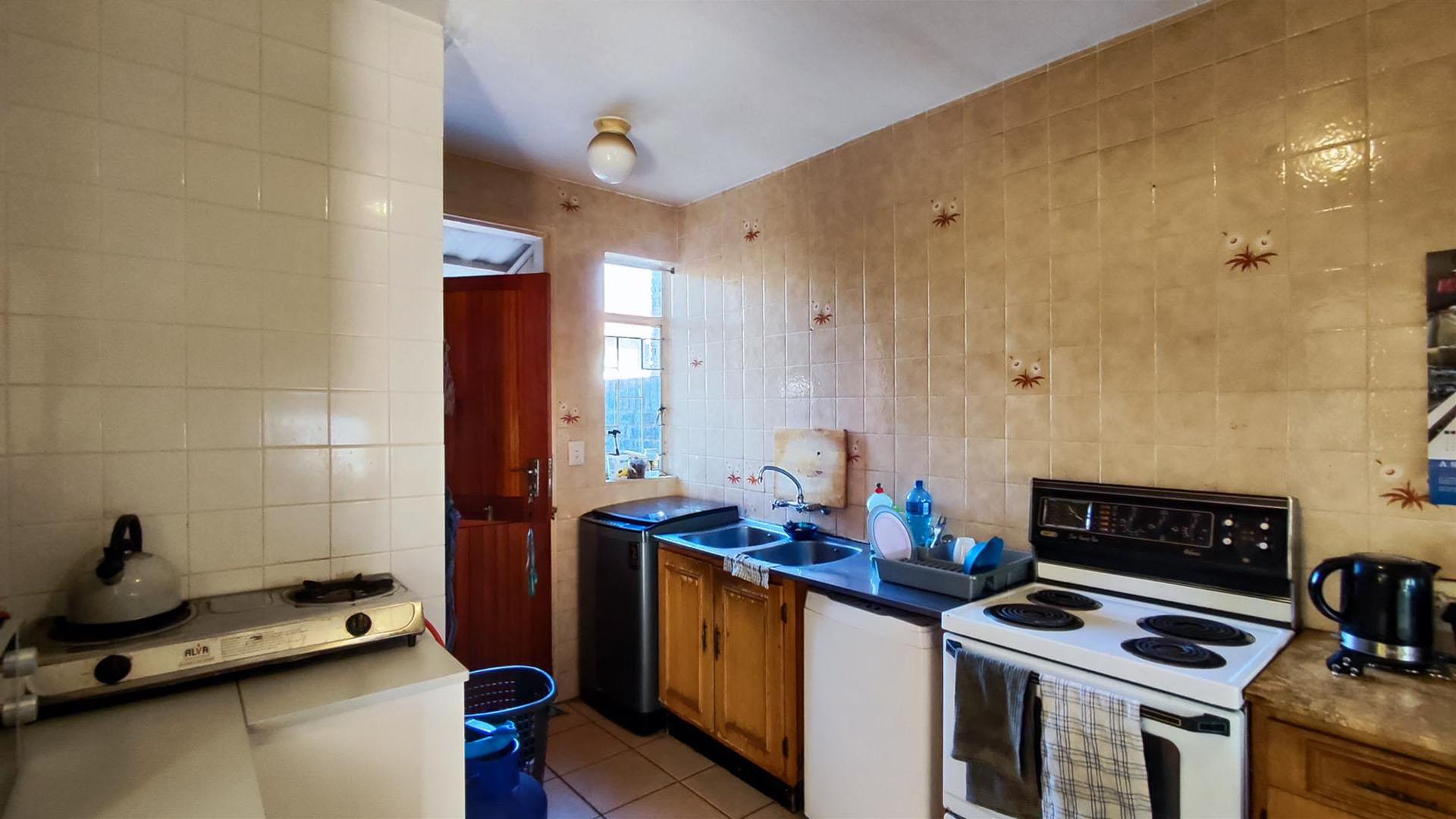 Kitchen - 13 square meters of property in Birch Acres
