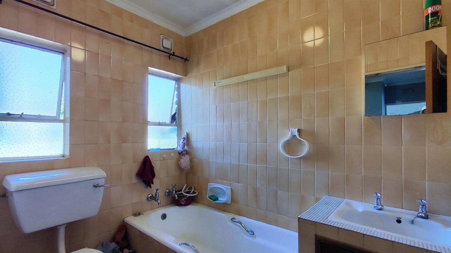 Bathroom 1 - 4 square meters of property in Birch Acres