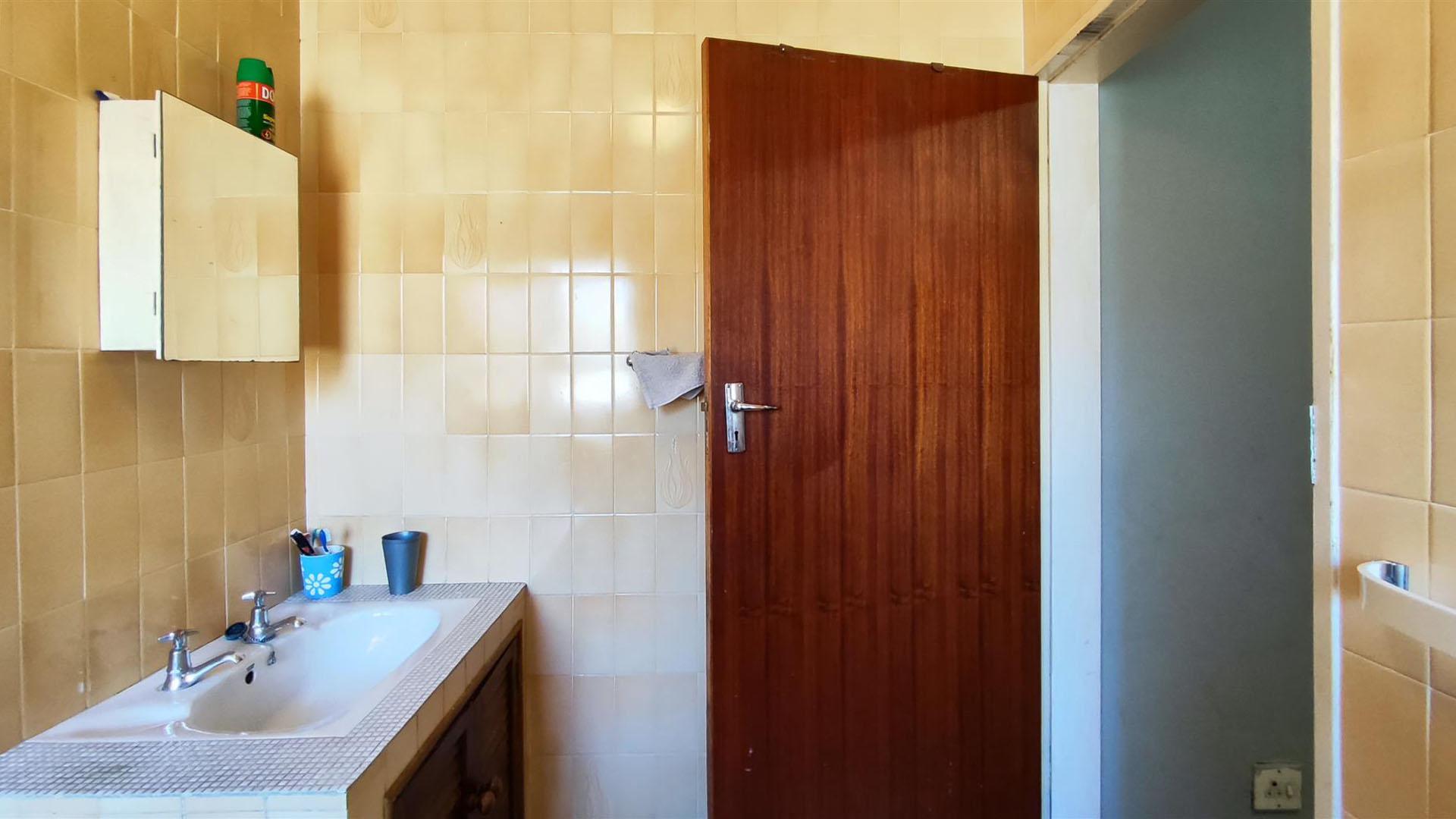 Bathroom 1 - 4 square meters of property in Birch Acres