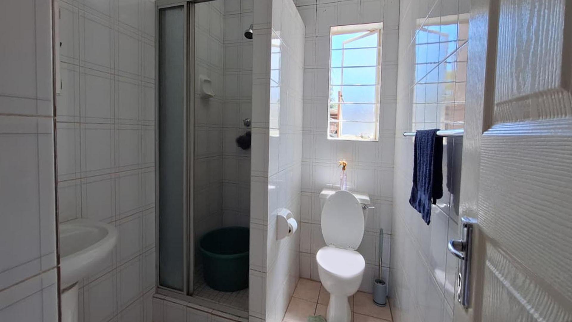 Bathroom 1 - 5 square meters of property in Primrose
