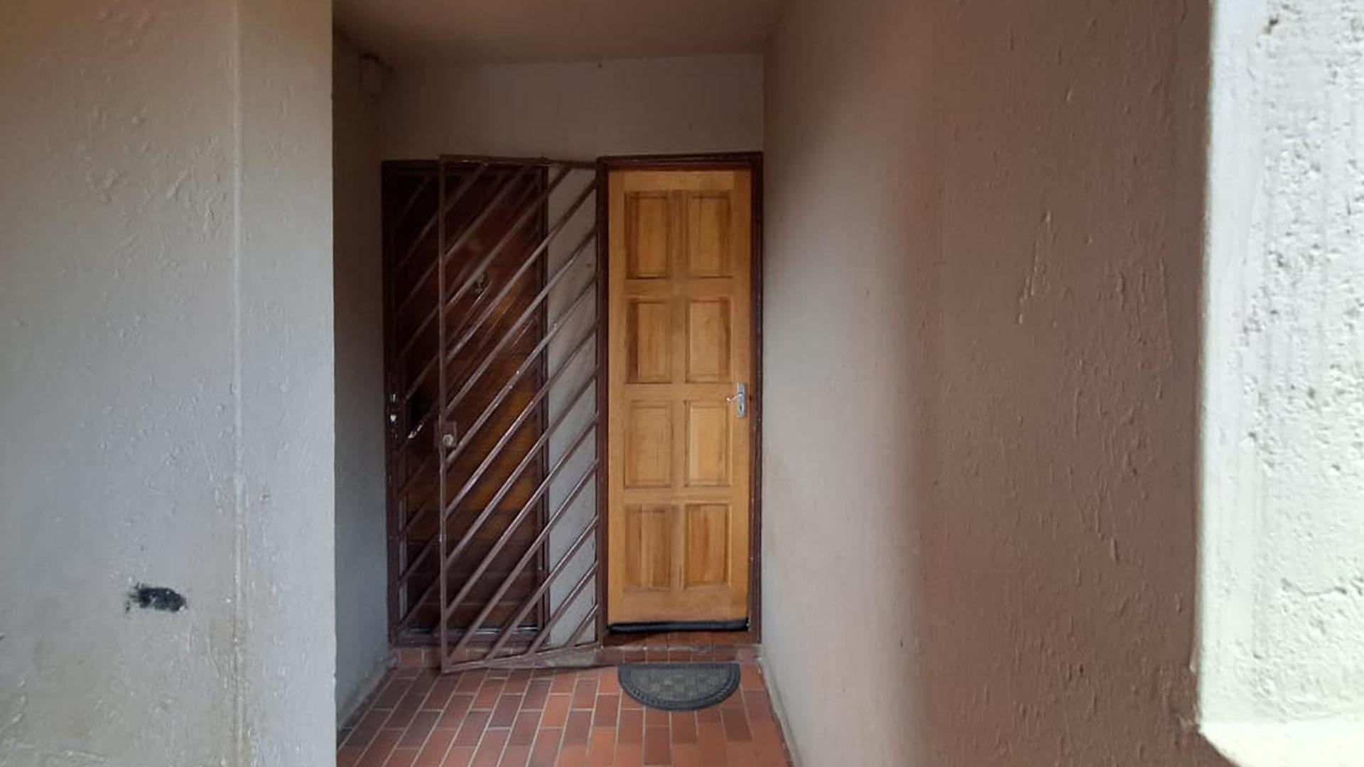 Front View of property in Primrose