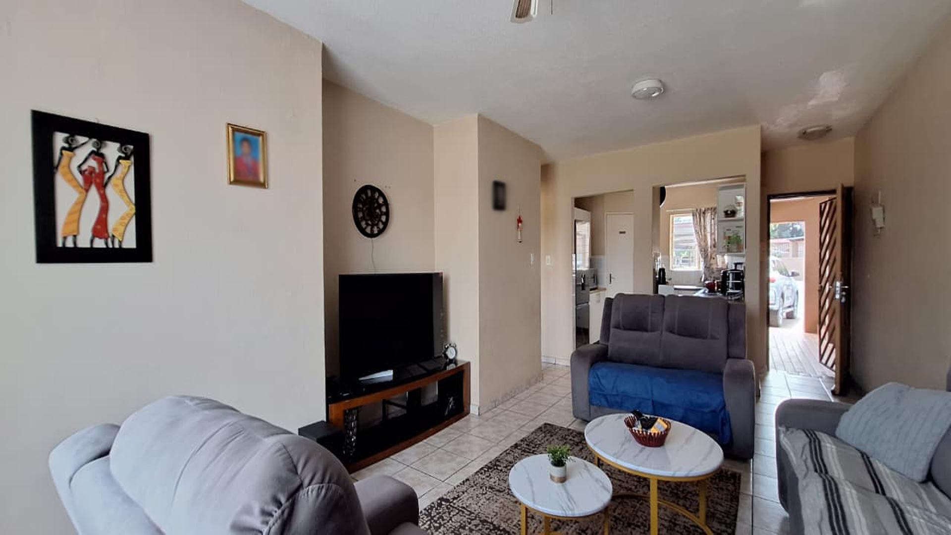 Lounges - 27 square meters of property in Primrose