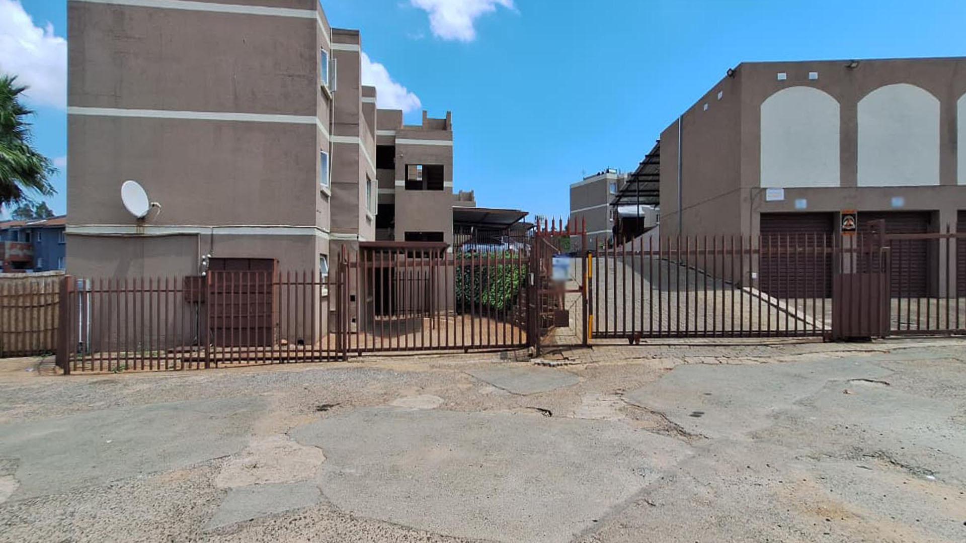 Front View of property in Primrose