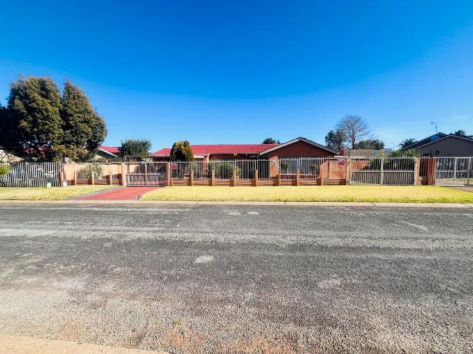 4 Bedroom House for Sale For Sale in Verwoerdpark - MR690011
