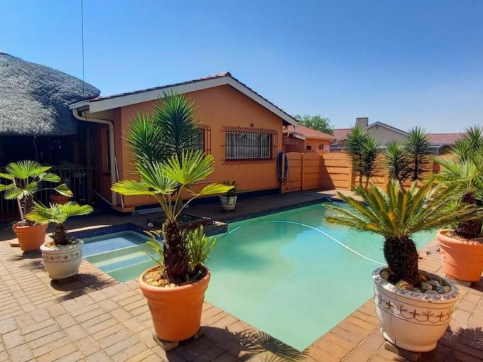 4 Bedroom House for Sale For Sale in Verwoerdpark - MR690011