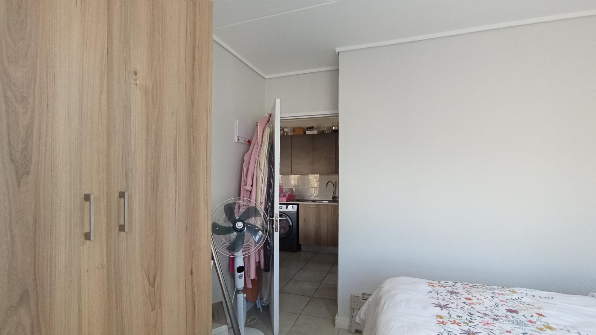 Bed Room 1 - 11 square meters of property in Linbro Park A.H.