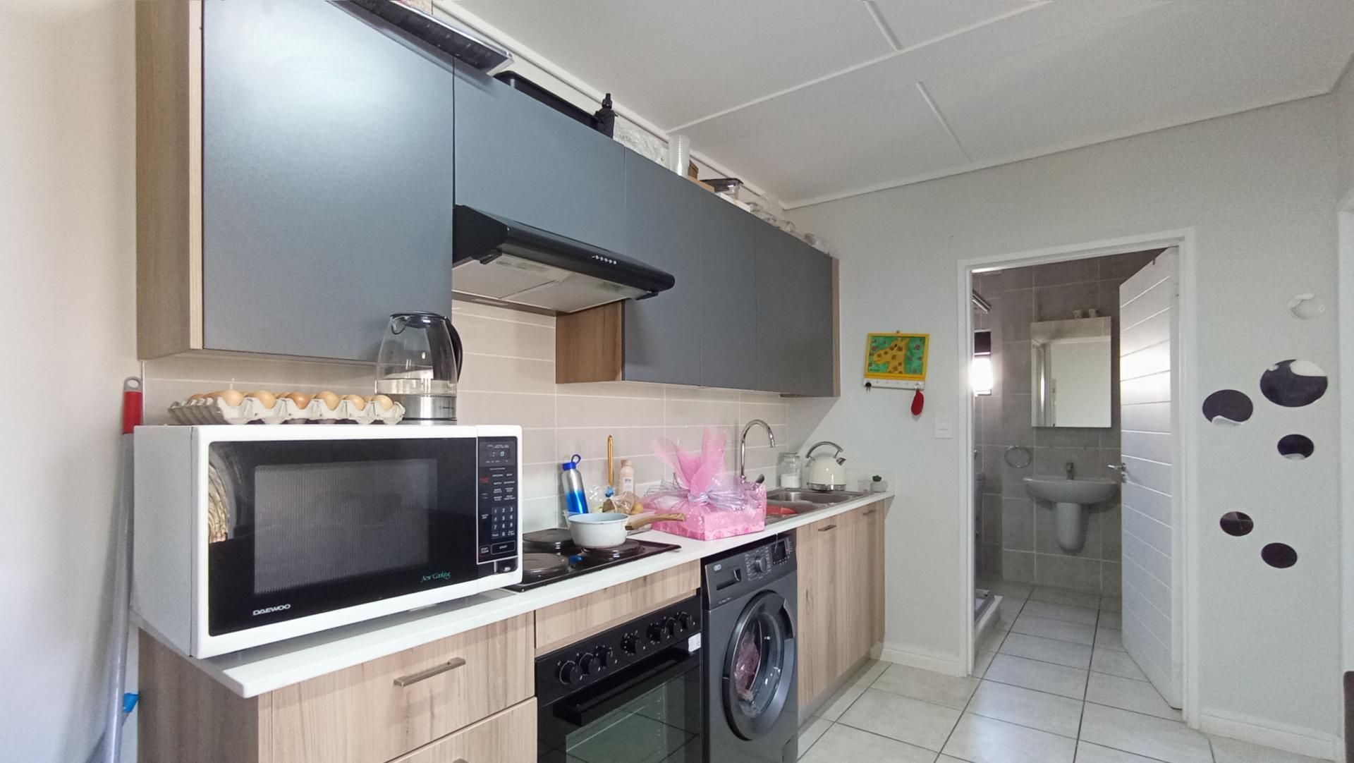 Kitchen - 6 square meters of property in Linbro Park A.H.