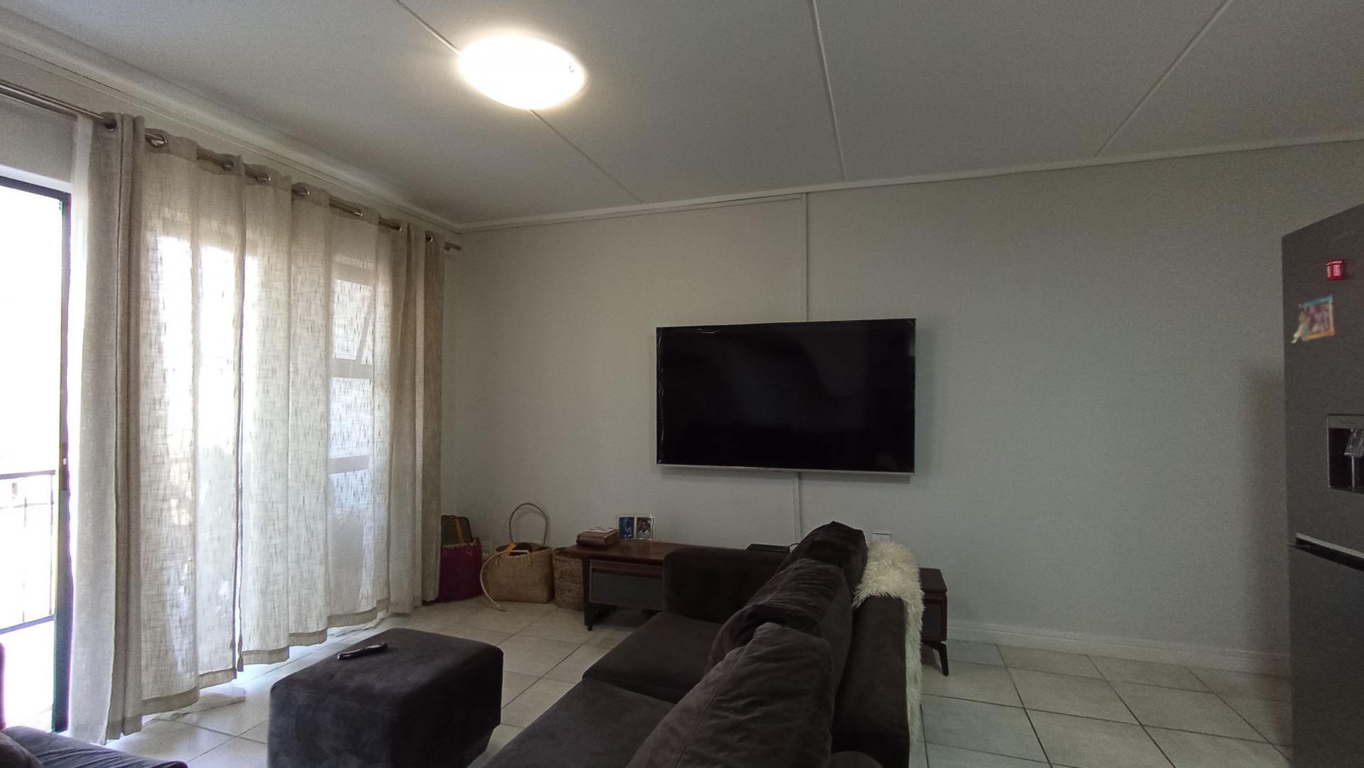 Lounges - 11 square meters of property in Linbro Park A.H.