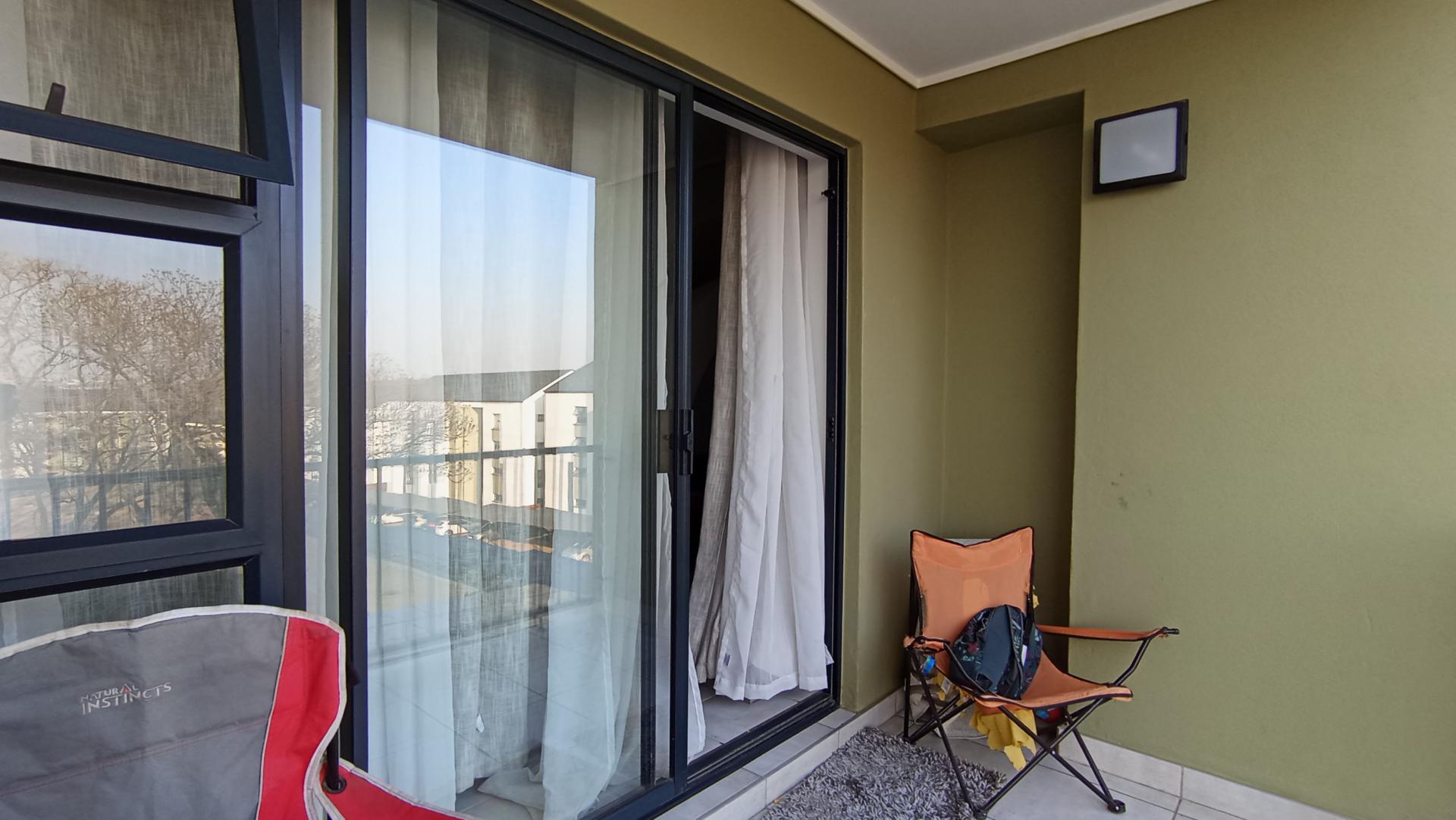 Balcony - 6 square meters of property in Linbro Park A.H.