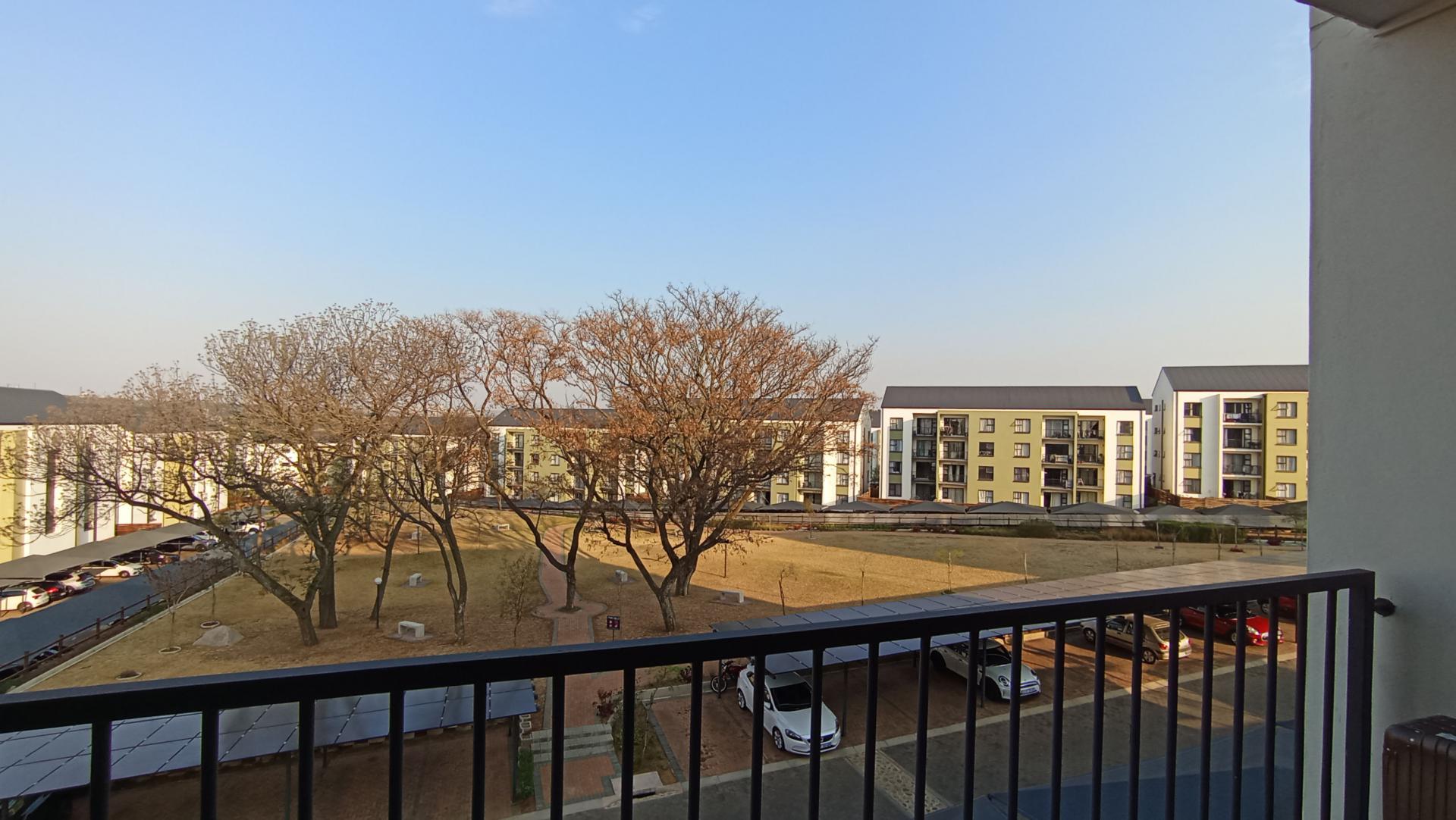 Balcony - 6 square meters of property in Linbro Park A.H.