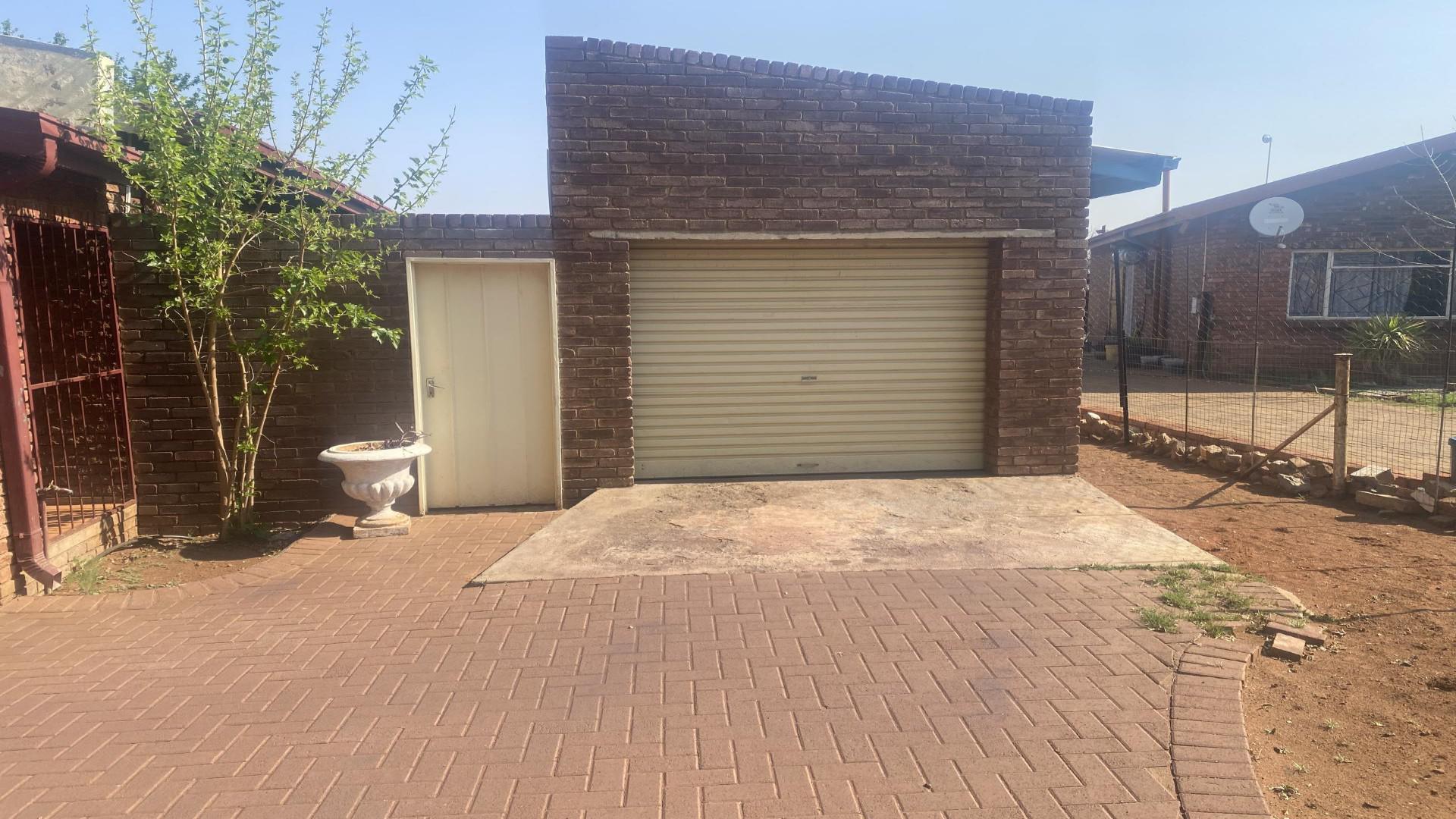 Garage of property in Kuruman