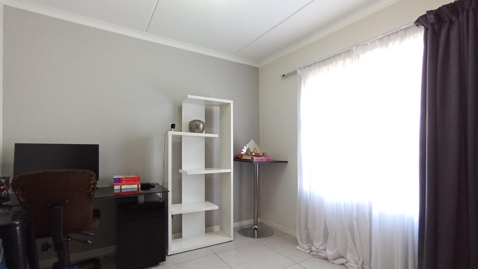 Bed Room 2 - 11 square meters of property in Westlake View