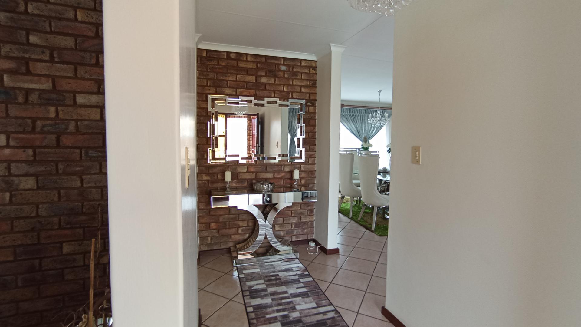 Spaces - 18 square meters of property in Faerie Glen