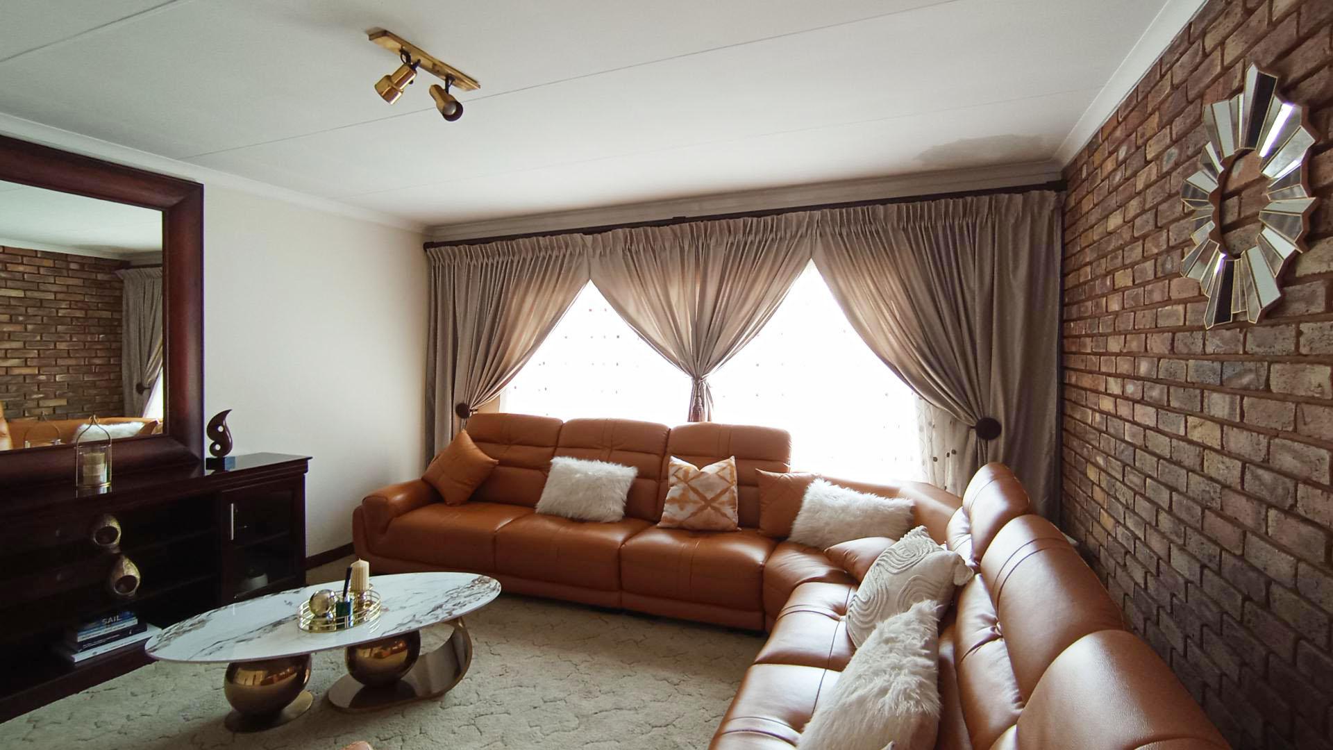 Lounges - 28 square meters of property in Faerie Glen