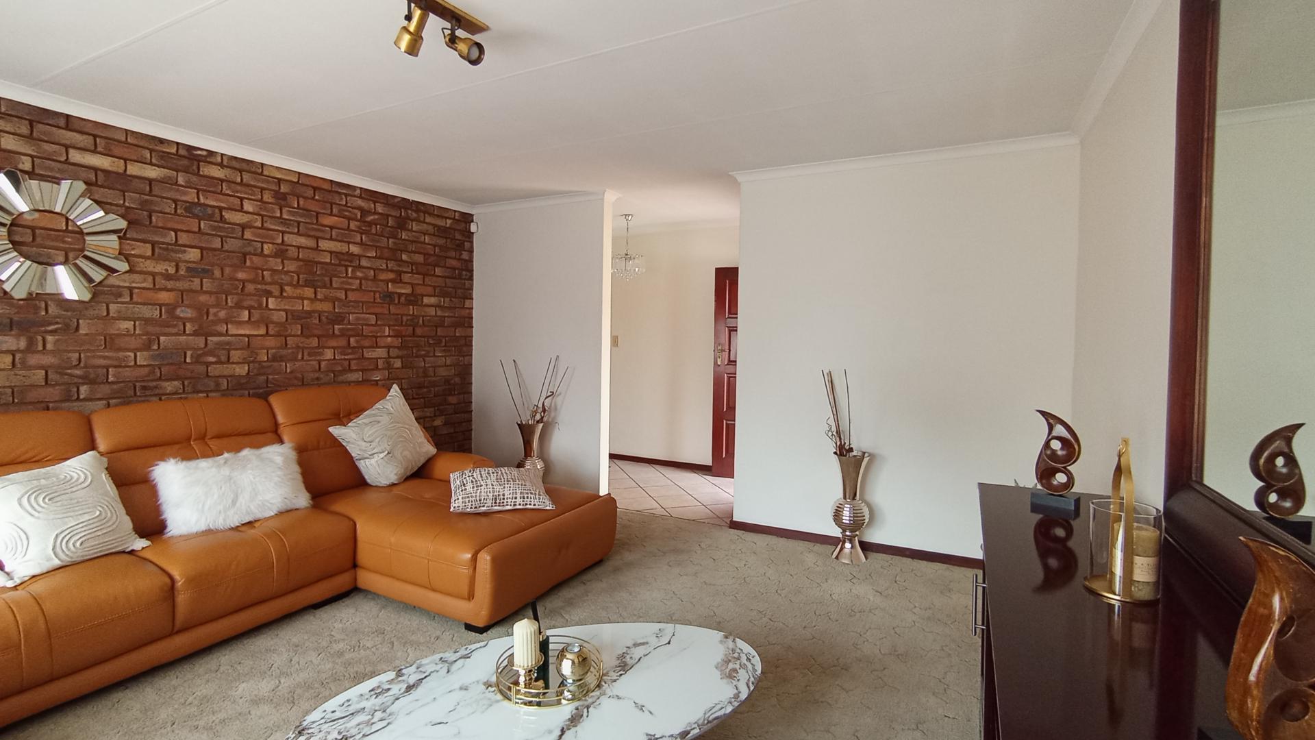 Lounges - 28 square meters of property in Faerie Glen