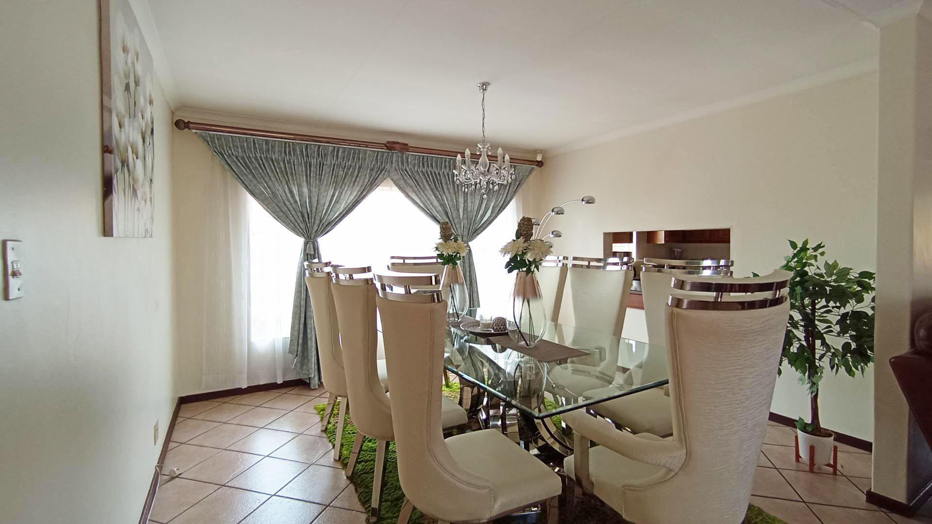 Dining Room - 18 square meters of property in Faerie Glen